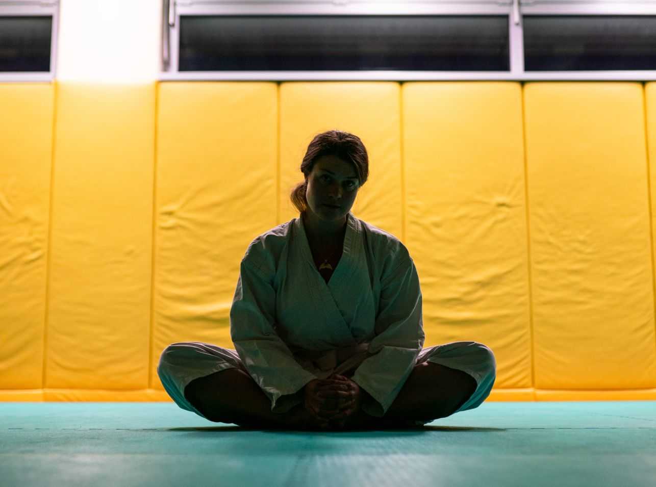 Karin sedi s prekrižanimi nogami