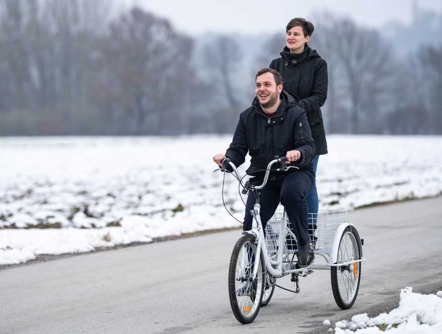Aleš s punco na kolesu