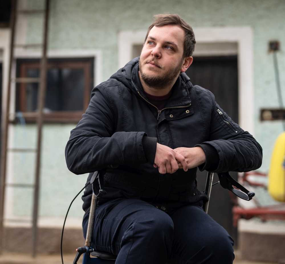 Aleš na dvorišču