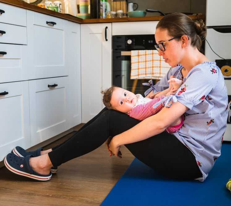 Valentina doma z otrokom na nogah