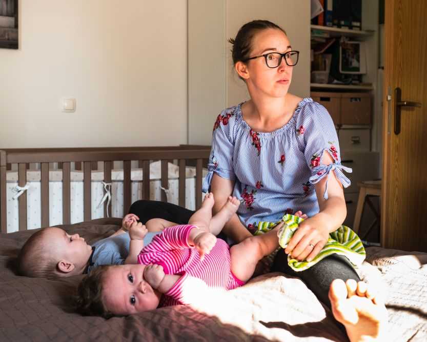 Valentina na postelji z otrokoma