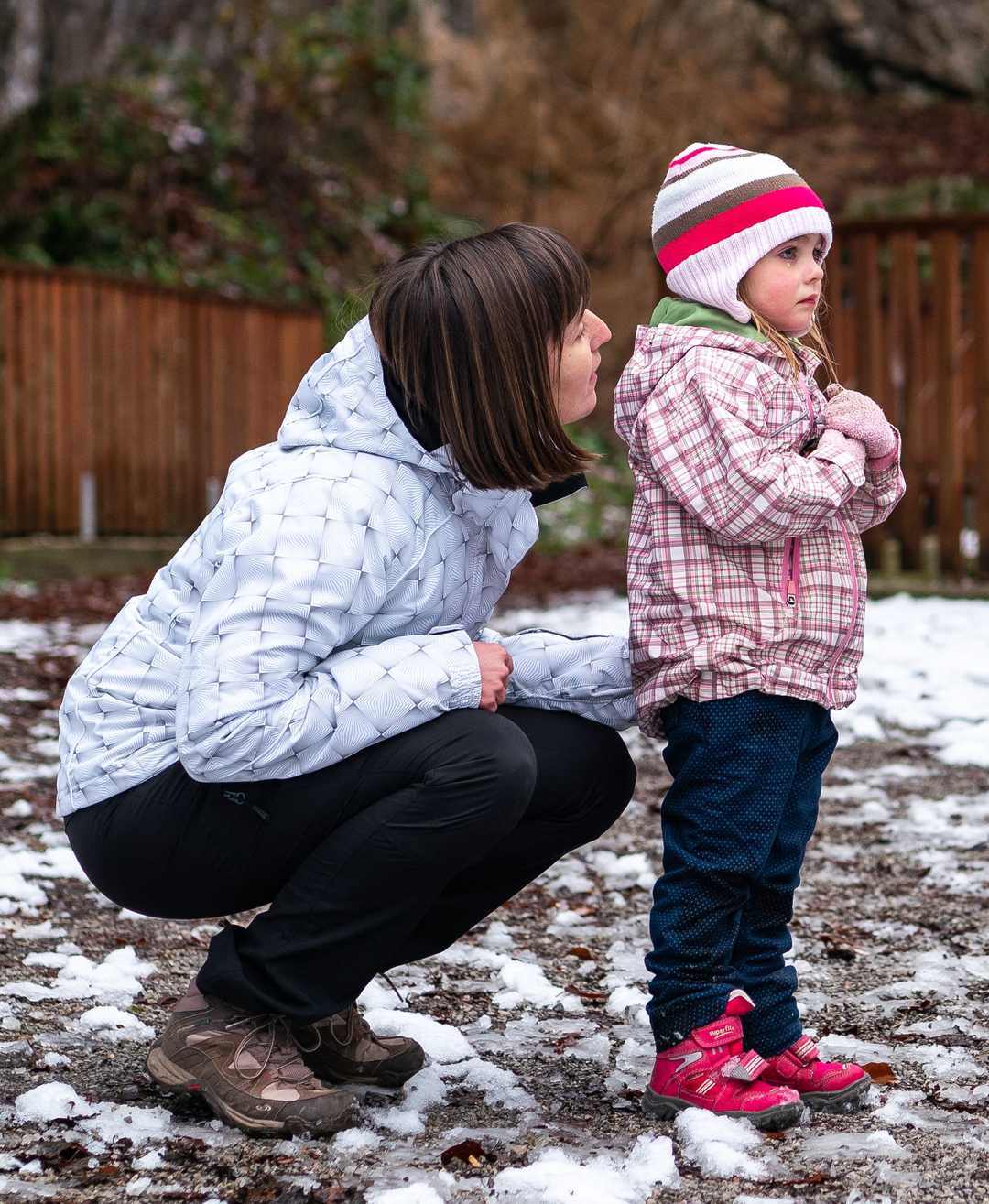 Lucija in hčerka stojita