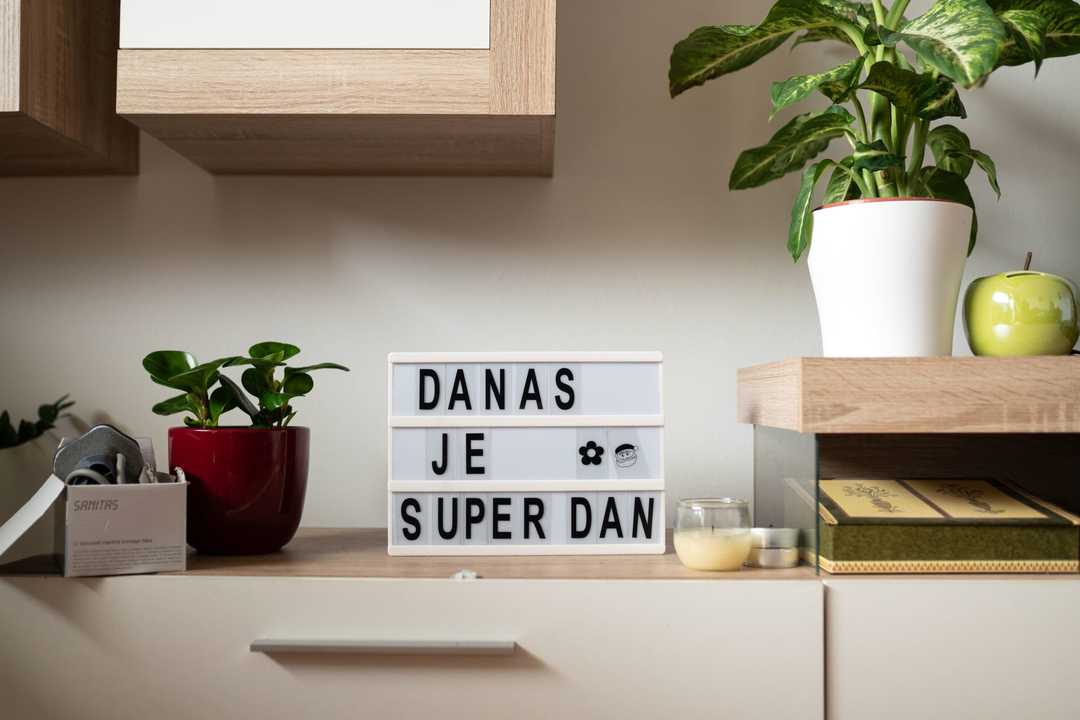 Napis Danes je dober dan