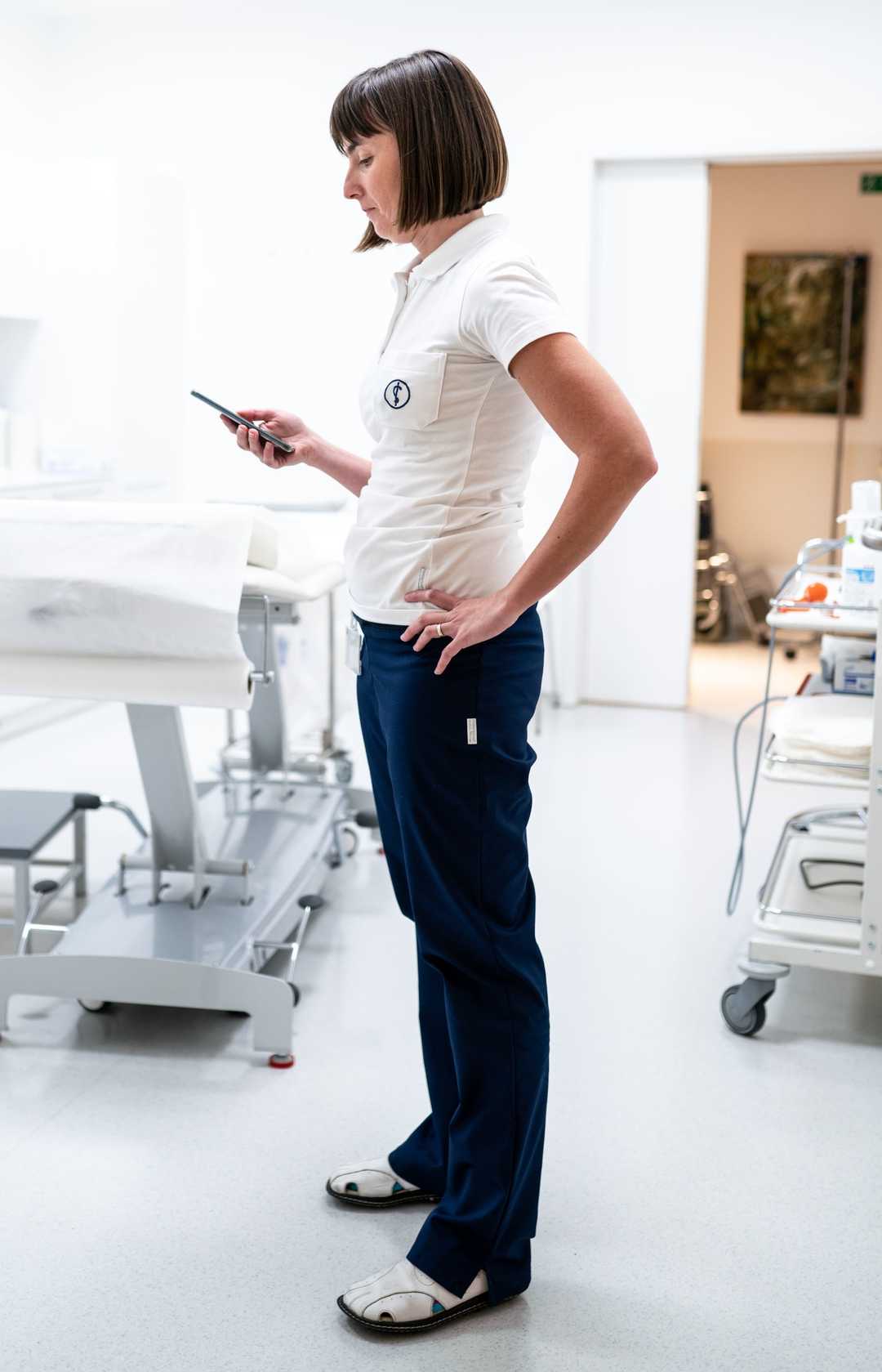 Lucija v službi na telefonu